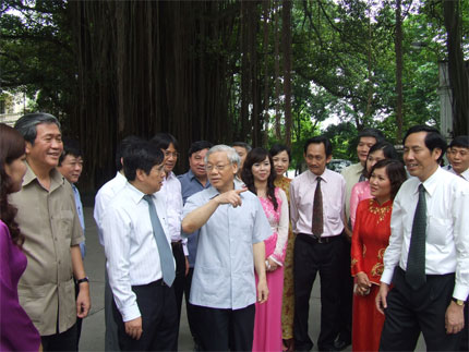 Líder partidista vietnamita visita la redacción del diario Nhan Dan